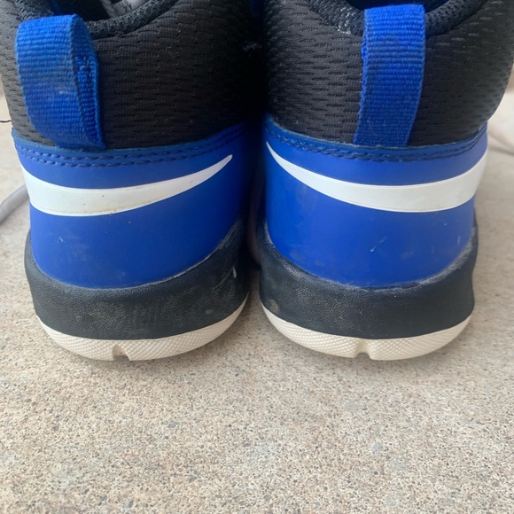 Nike Basketball Shoes Team Hustle D7, Boys size 2Y - Picture 8 of 12